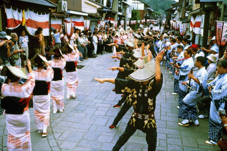 Đây là một sự kiện dân gian truyền thống để "xoa dịu" thời tiết và cầu nguyện cho một vụ mùa bội thu, và được tổ chức hàng năm trong ba ngày kể từ ngày 1 tháng 9.